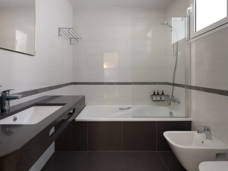 Imagine waking up metres away from the sea in a Front-line Beach apartment. This spacious 3-bedroom, 2-bathroom gem is designed for comfort and convenience, featuring a fully fitted kitchen that flows seamlessly into the open-plan living and dining area. 