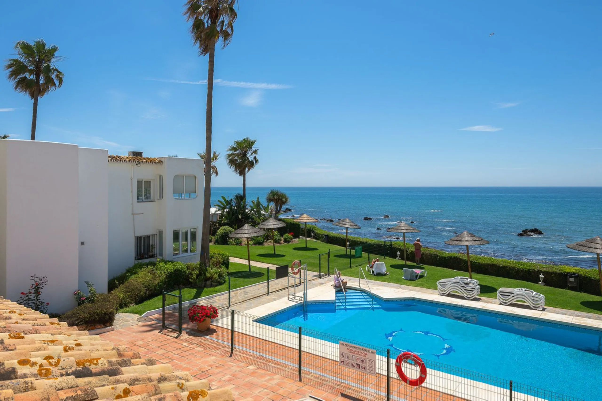 Imagine waking up metres away from the sea in a Front-line Beach apartment. This spacious 3-bedroom, 2-bathroom gem is designed for comfort and convenience, featuring a fully fitted kitchen that flows seamlessly into the open-plan living and dining area. 