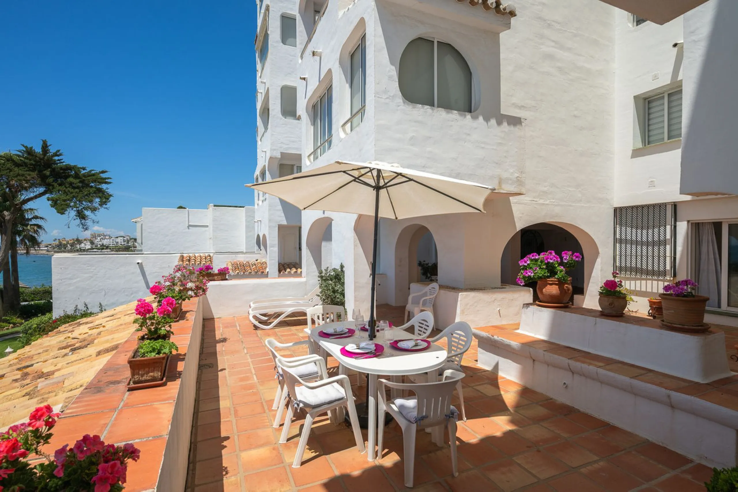 Imagine waking up metres away from the sea in a Front-line Beach apartment. This spacious 3-bedroom, 2-bathroom gem is designed for comfort and convenience, featuring a fully fitted kitchen that flows seamlessly into the open-plan living and dining area. 