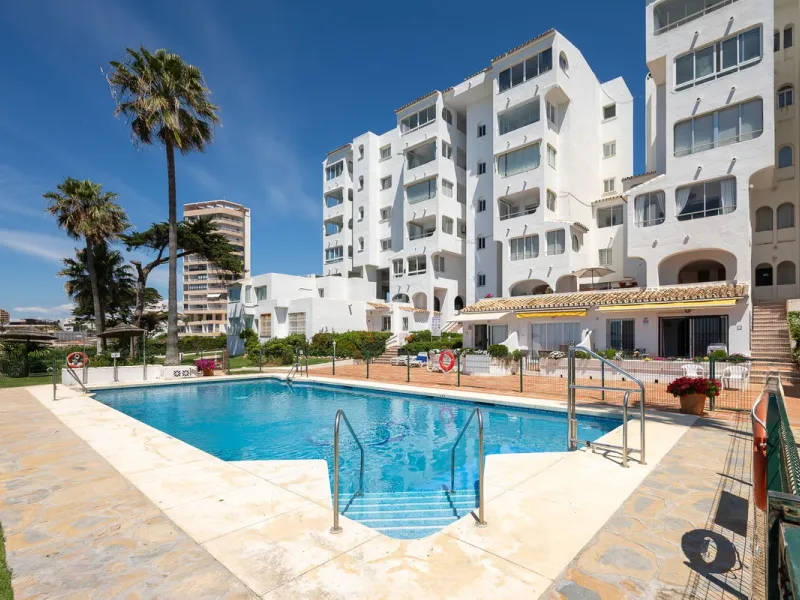 Imagine waking up metres away from the sea in a Front-line Beach apartment. This spacious 3-bedroom, 2-bathroom gem is designed for comfort and convenience, featuring a fully fitted kitchen that flows seamlessly into the open-plan living and dining area. 