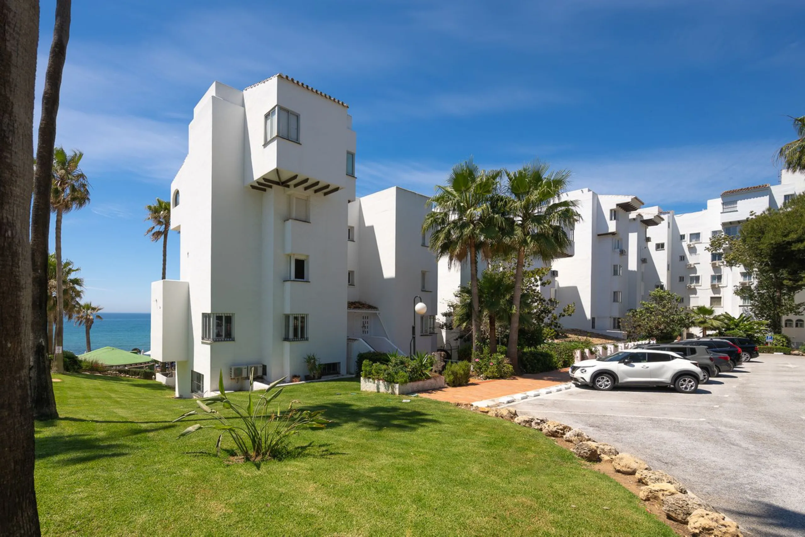 Imagine waking up metres away from the sea in a Front-line Beach apartment. This spacious 3-bedroom, 2-bathroom gem is designed for comfort and convenience, featuring a fully fitted kitchen that flows seamlessly into the open-plan living and dining area. 
