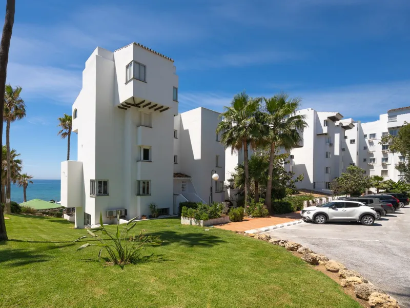 Imagine waking up metres away from the sea in a Front-line Beach apartment. This spacious 3-bedroom, 2-bathroom gem is designed for comfort and convenience, featuring a fully fitted kitchen that flows seamlessly into the open-plan living and dining area. 