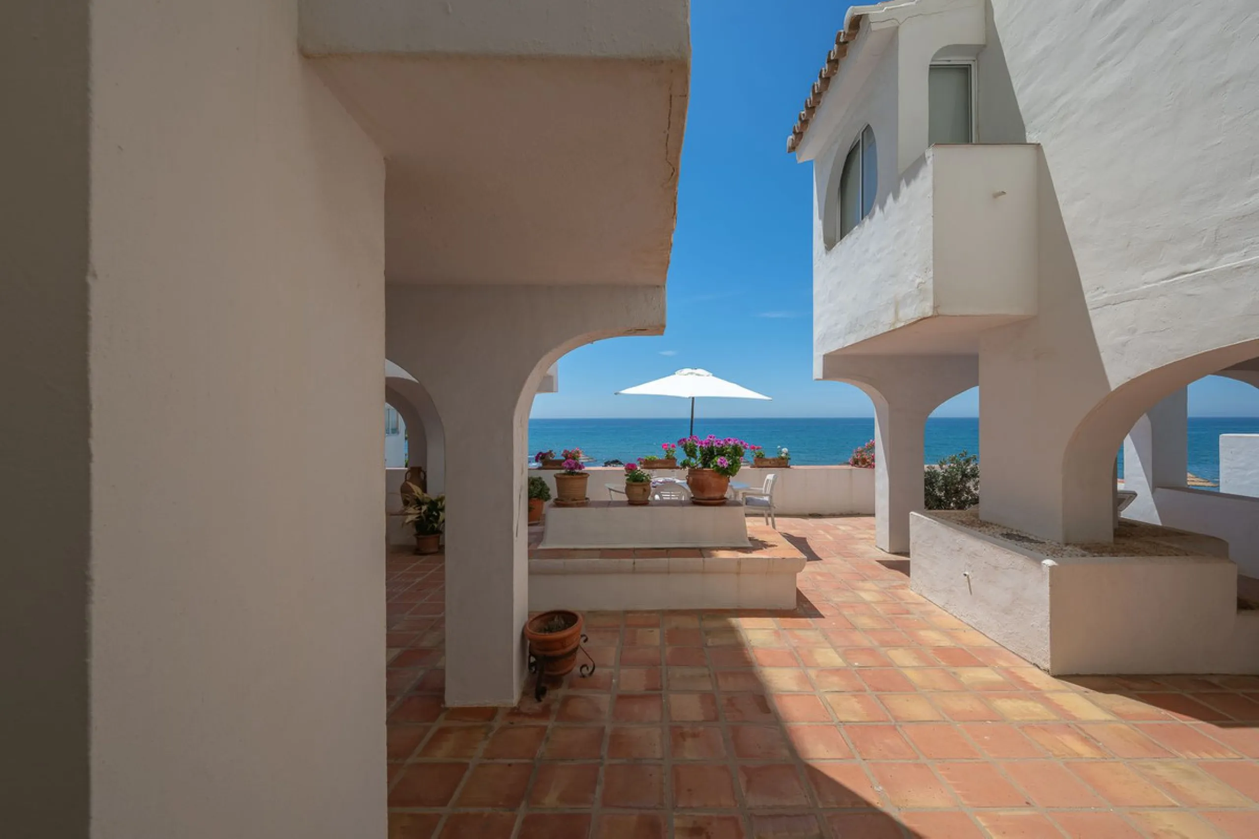 Imagine waking up metres away from the sea in a Front-line Beach apartment. This spacious 3-bedroom, 2-bathroom gem is designed for comfort and convenience, featuring a fully fitted kitchen that flows seamlessly into the open-plan living and dining area. 