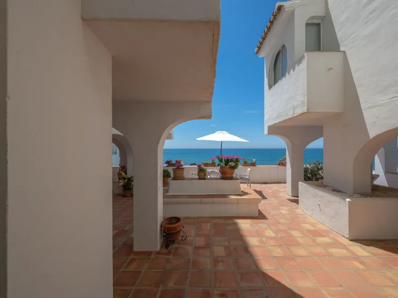 Imagine waking up metres away from the sea in a Front-line Beach apartment. This spacious 3-bedroom, 2-bathroom gem is designed for comfort and convenience, featuring a fully fitted kitchen that flows seamlessly into the open-plan living and dining area. 