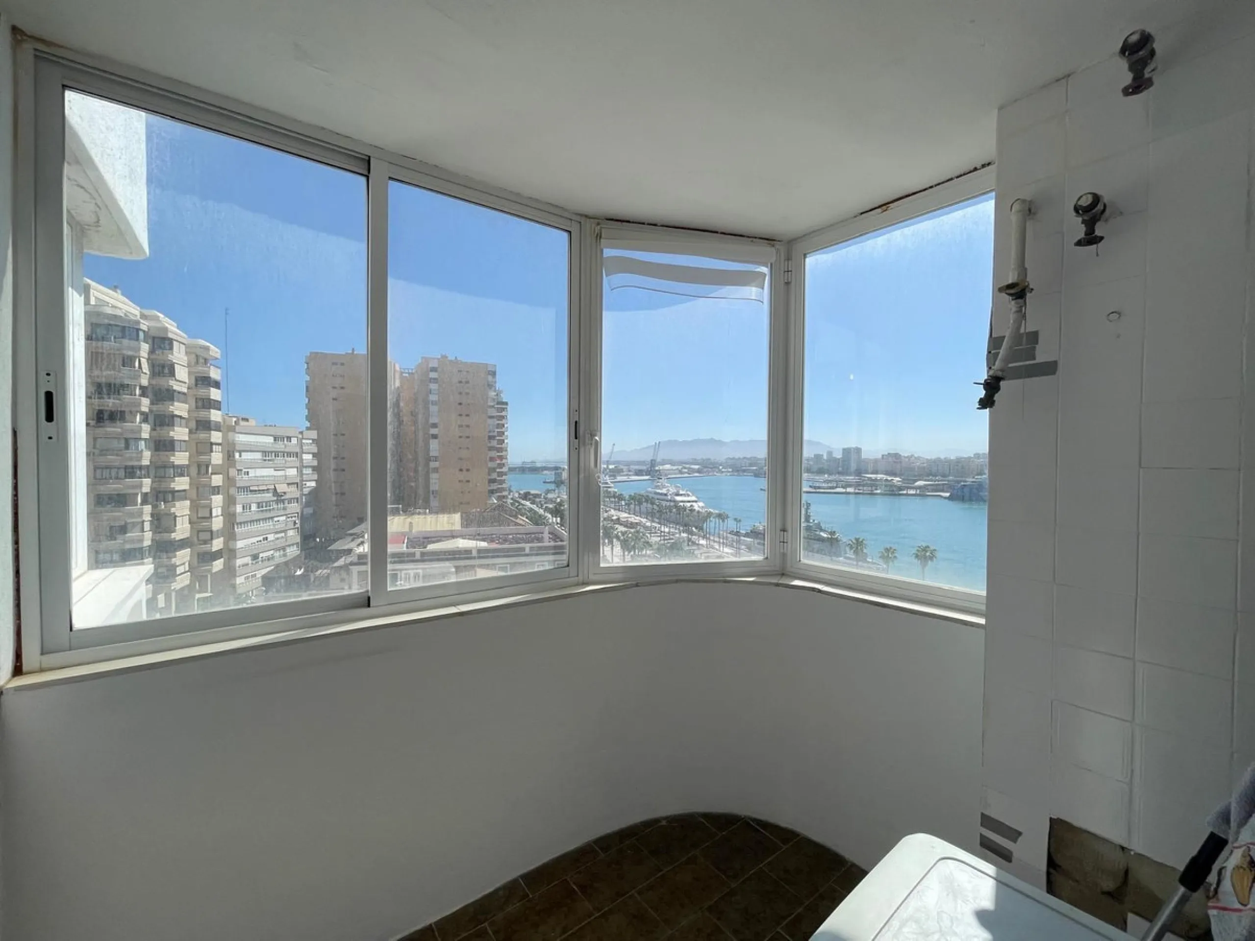 Apartment - Middle Floor Apartment в продаже в Málaga, Málaga. В доме 4 спален и 3 ванных комнат. Площадь дома 162 м²