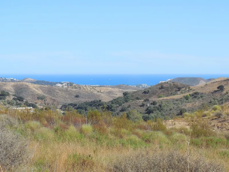 Plot with sea views located in La Reserva de la Cala Golf. Located in a quiet dead-end street.