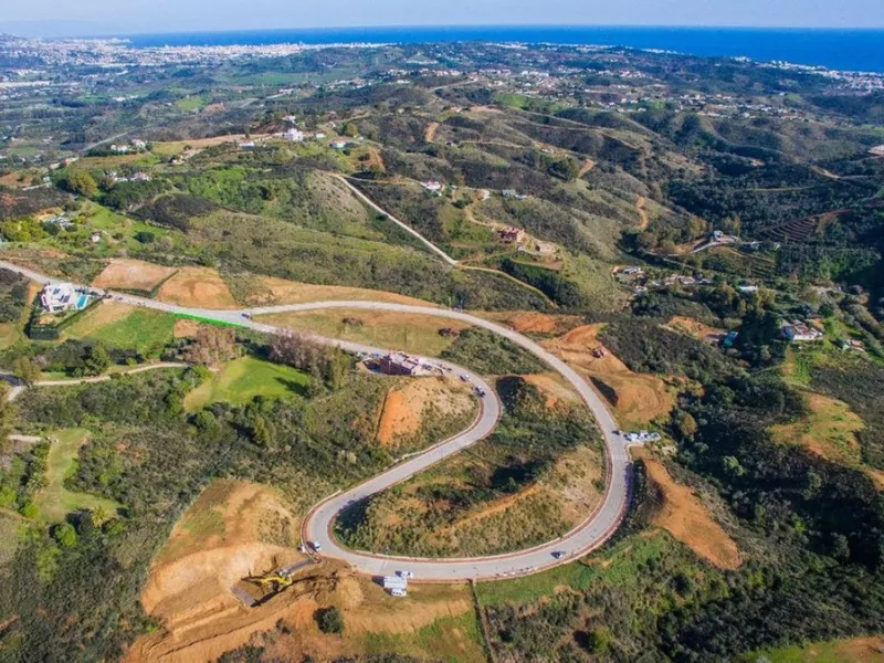Plot with sea views located in La Reserva de la Cala Golf. Located in a quiet dead-end street.