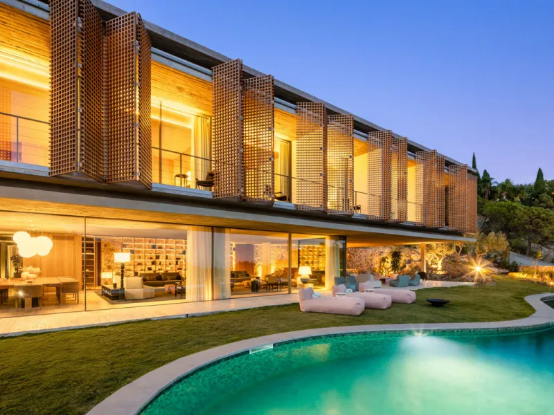 This Villa sets a new benchmark for refined living within the prestigious El Madroñal area in Benahavís.  Positioned in one of the most sought-after gated communities, the south-west facing villa offers sweeping panoramic views of the Mediterranean Sea an