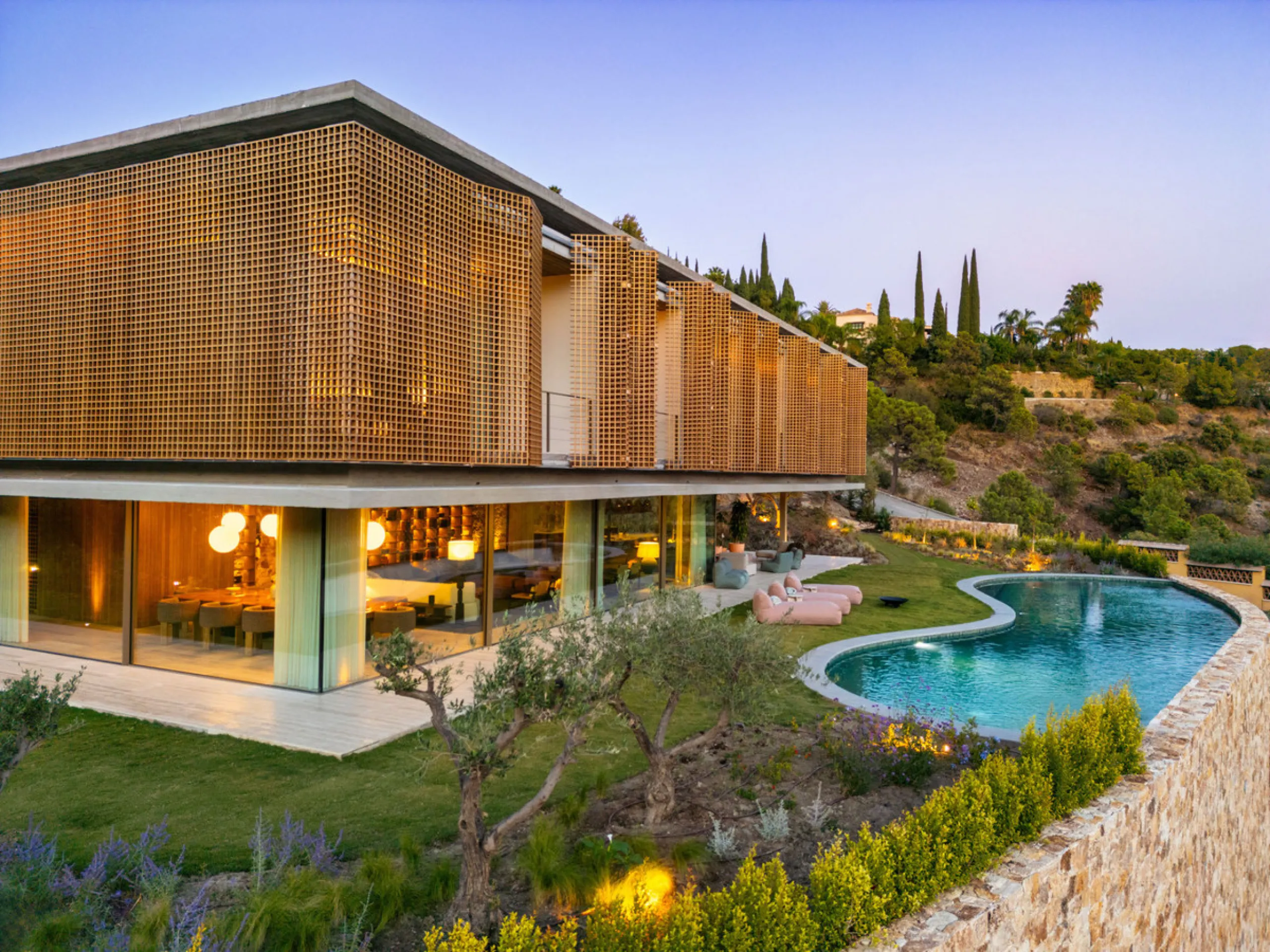 This Villa sets a new benchmark for refined living within the prestigious El Madroñal area in Benahavís.  Positioned in one of the most sought-after gated communities, the south-west facing villa offers sweeping panoramic views of the Mediterranean Sea an