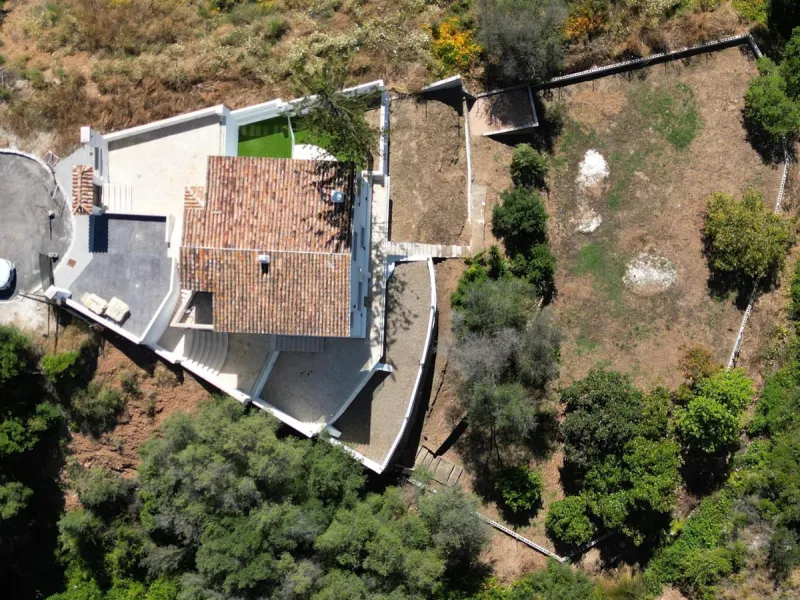 House - Detached Villa в продаже в Marbella, Málaga. В доме 3 спален и 3 ванных комнат. Площадь дома 379 м². Площадь участка 1253 м²