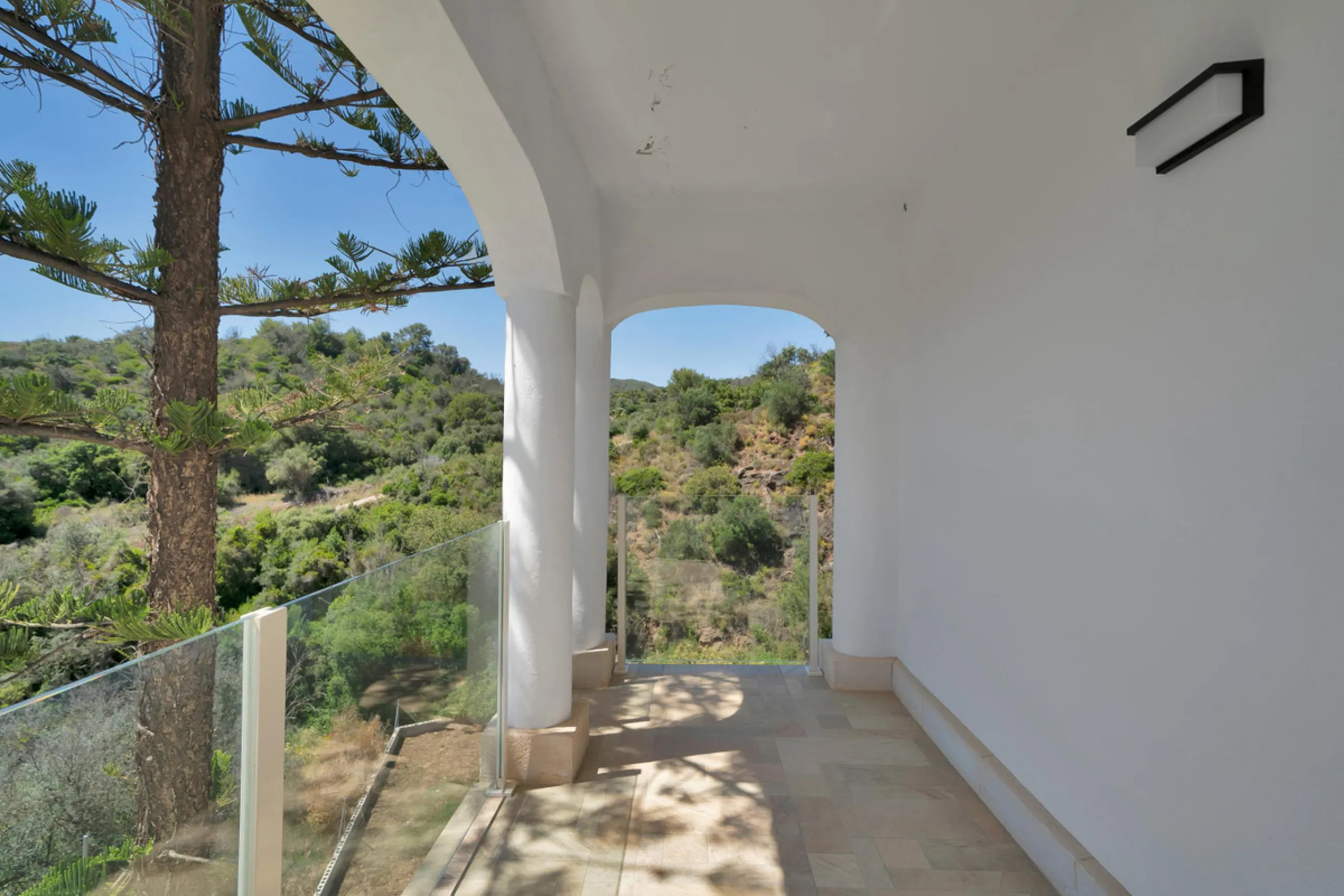 House - Detached Villa в продаже в Marbella, Málaga. В доме 3 спален и 3 ванных комнат. Площадь дома 379 м². Площадь участка 1253 м²