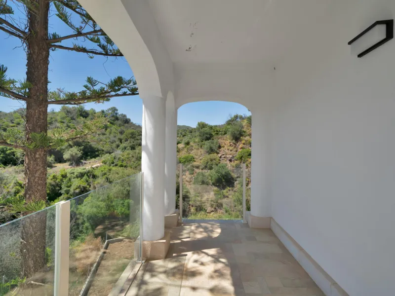 House - Detached Villa в продаже в Marbella, Málaga. В доме 3 спален и 3 ванных комнат. Площадь дома 379 м². Площадь участка 1253 м²