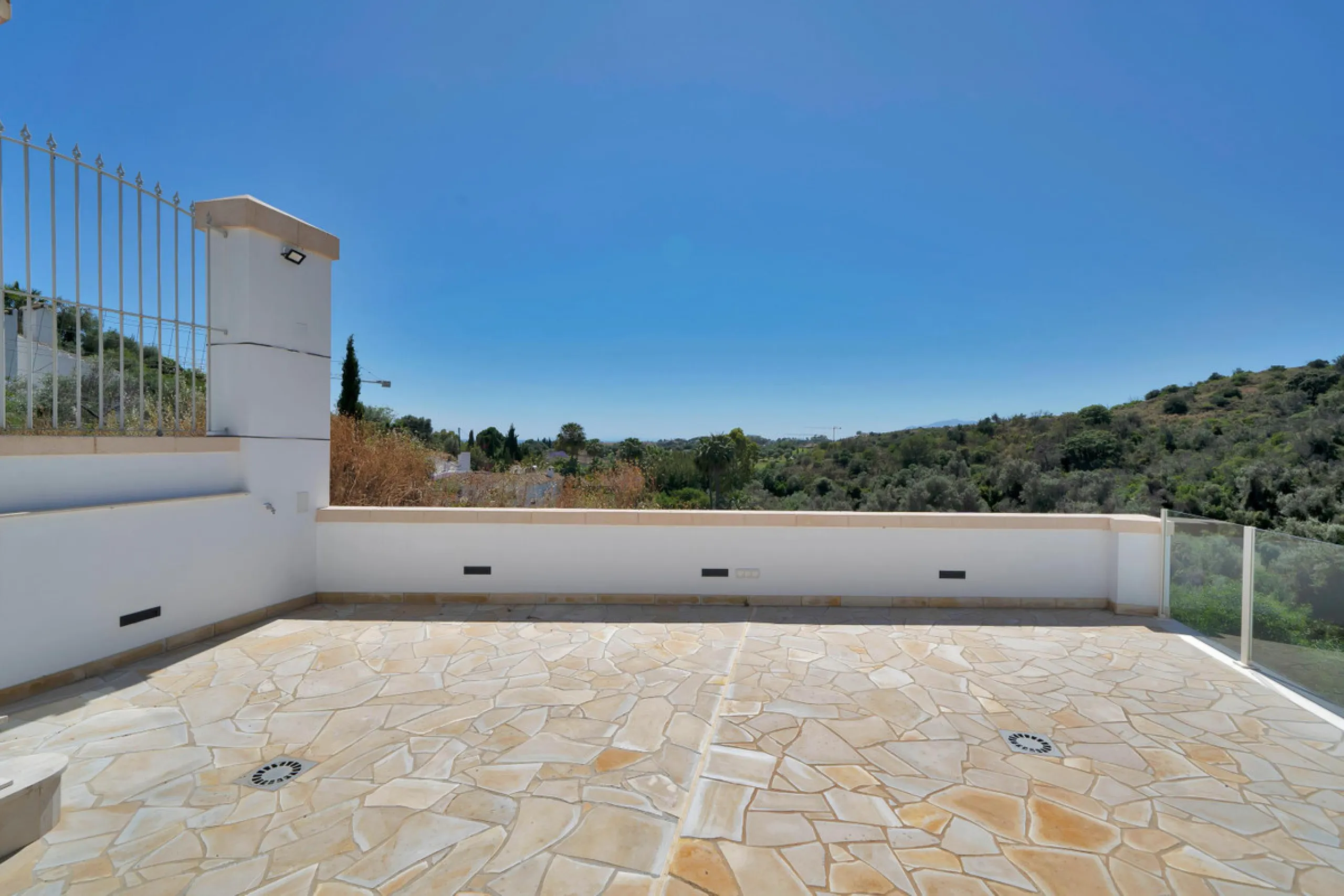 House - Detached Villa в продаже в Marbella, Málaga. В доме 3 спален и 3 ванных комнат. Площадь дома 379 м². Площадь участка 1253 м²
