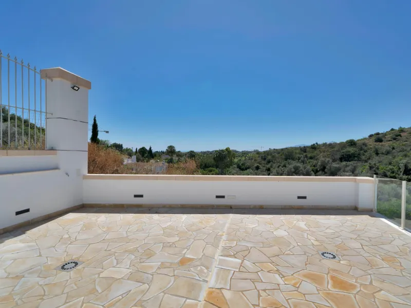 House - Detached Villa в продаже в Marbella, Málaga. В доме 3 спален и 3 ванных комнат. Площадь дома 379 м². Площадь участка 1253 м²