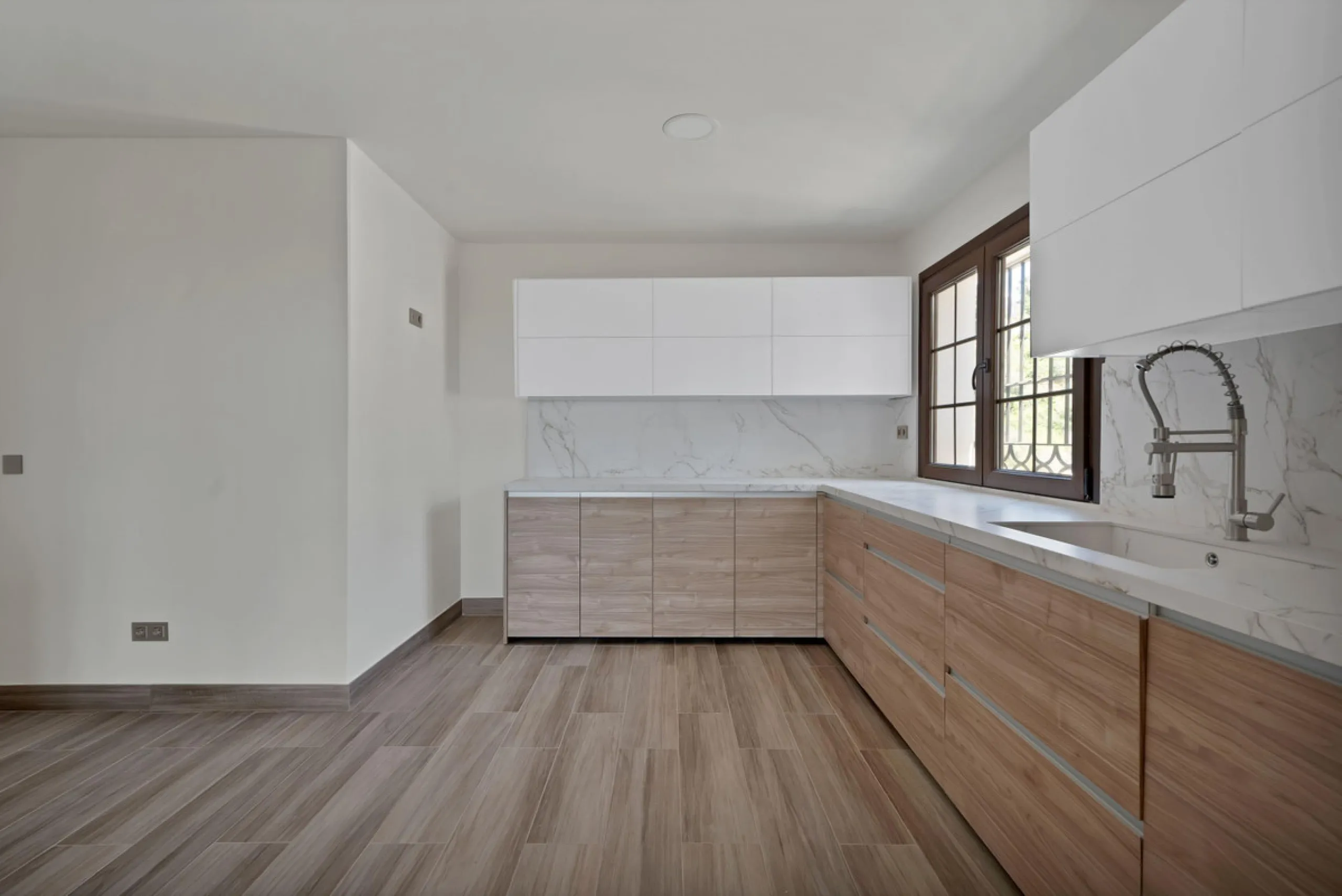 House - Detached Villa в продаже в Marbella, Málaga. В доме 3 спален и 3 ванных комнат. Площадь дома 379 м². Площадь участка 1253 м²