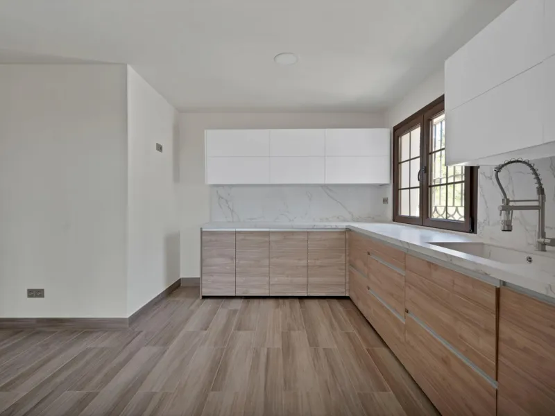 House - Detached Villa в продаже в Marbella, Málaga. В доме 3 спален и 3 ванных комнат. Площадь дома 379 м². Площадь участка 1253 м²