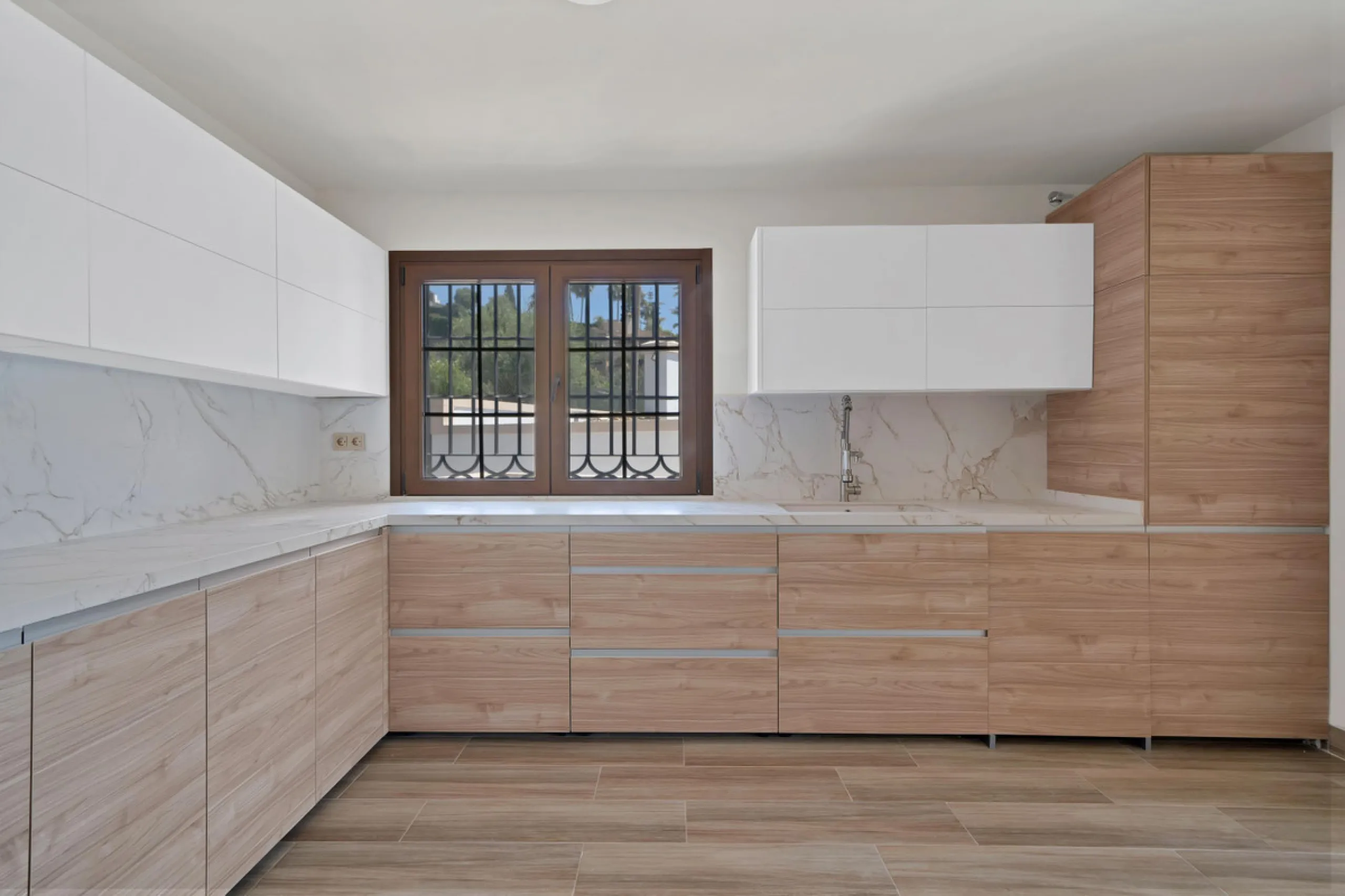 House - Detached Villa в продаже в Marbella, Málaga. В доме 3 спален и 3 ванных комнат. Площадь дома 379 м². Площадь участка 1253 м²