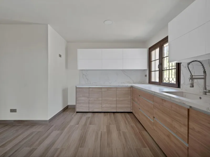 House - Detached Villa в продаже в Marbella, Málaga. В доме 3 спален и 3 ванных комнат. Площадь дома 379 м². Площадь участка 1253 м²
