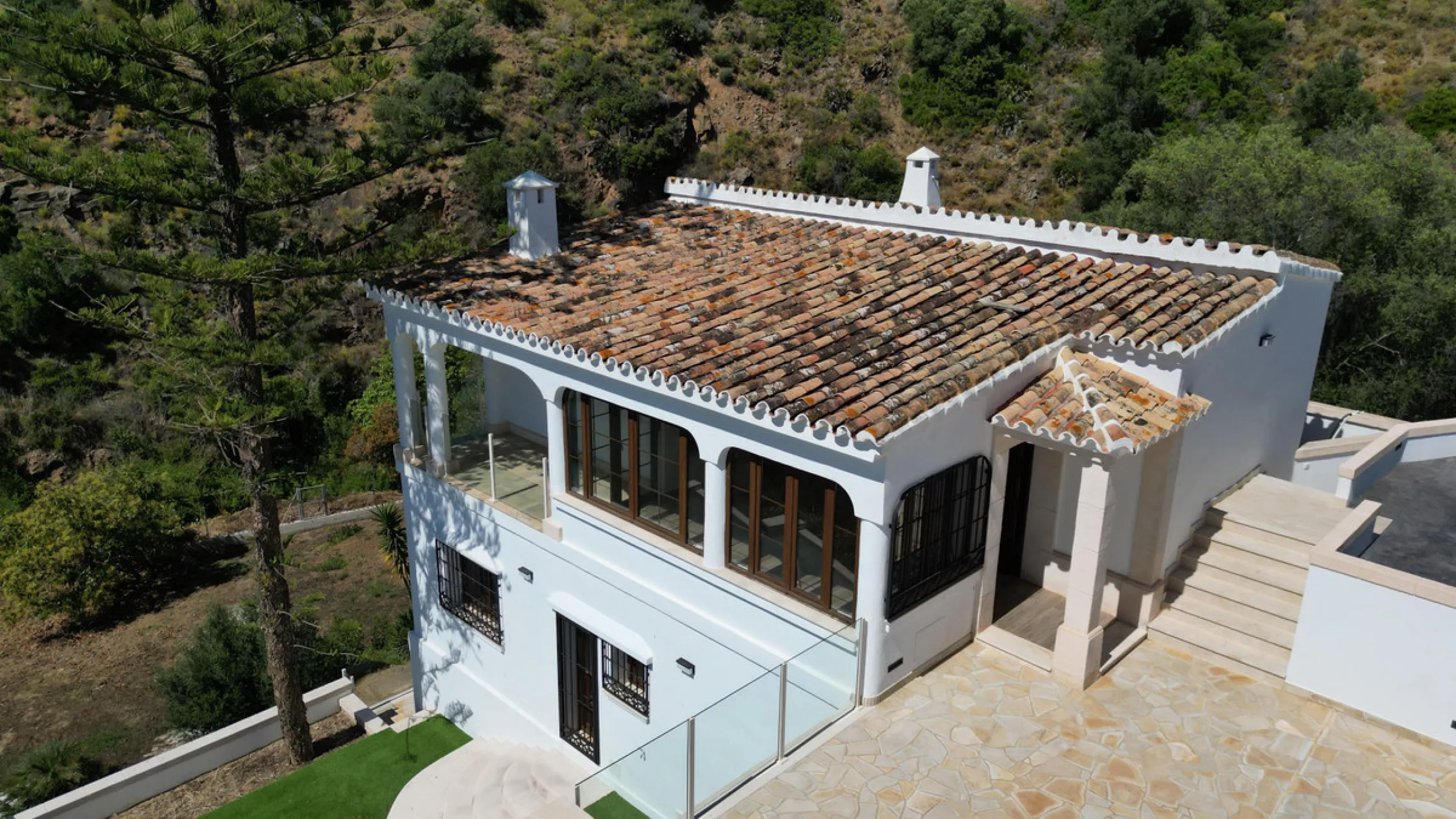 House - Detached Villa в продаже в Marbella, Málaga. В доме 3 спален и 3 ванных комнат. Площадь дома 379 м². Площадь участка 1253 м²