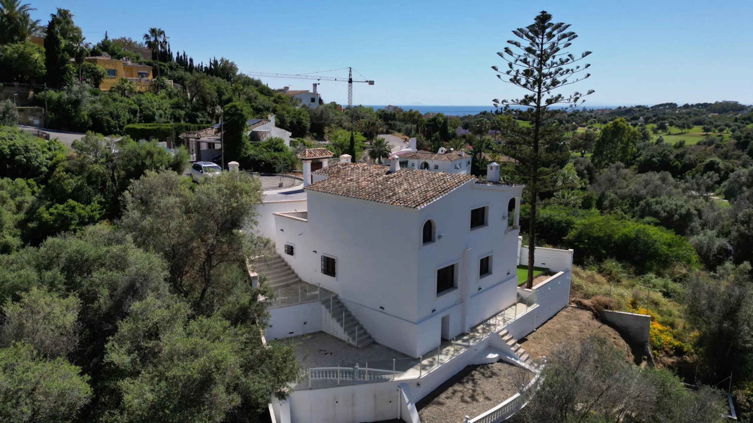 House - Detached Villa в продаже в Marbella, Málaga. В доме 3 спален и 3 ванных комнат. Площадь дома 379 м². Площадь участка 1253 м²