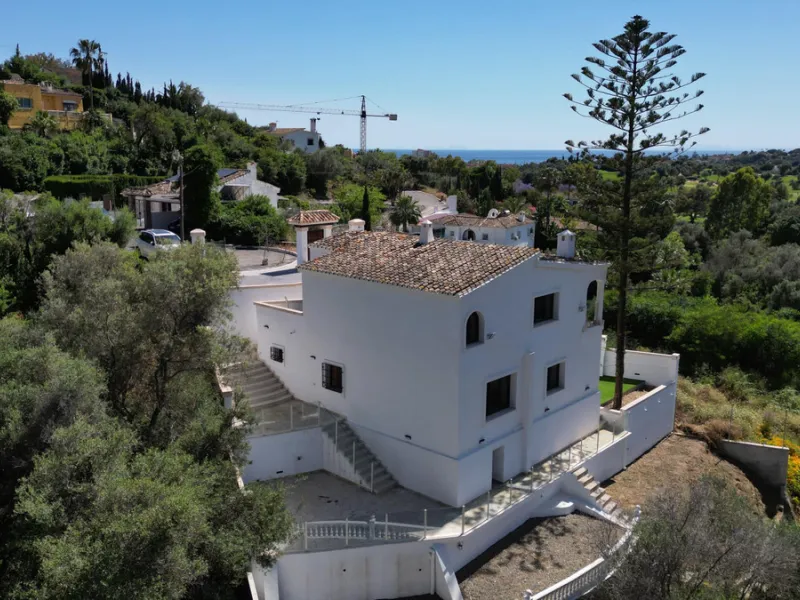 House - Detached Villa в продаже в Marbella, Málaga. В доме 3 спален и 3 ванных комнат. Площадь дома 379 м². Площадь участка 1253 м²