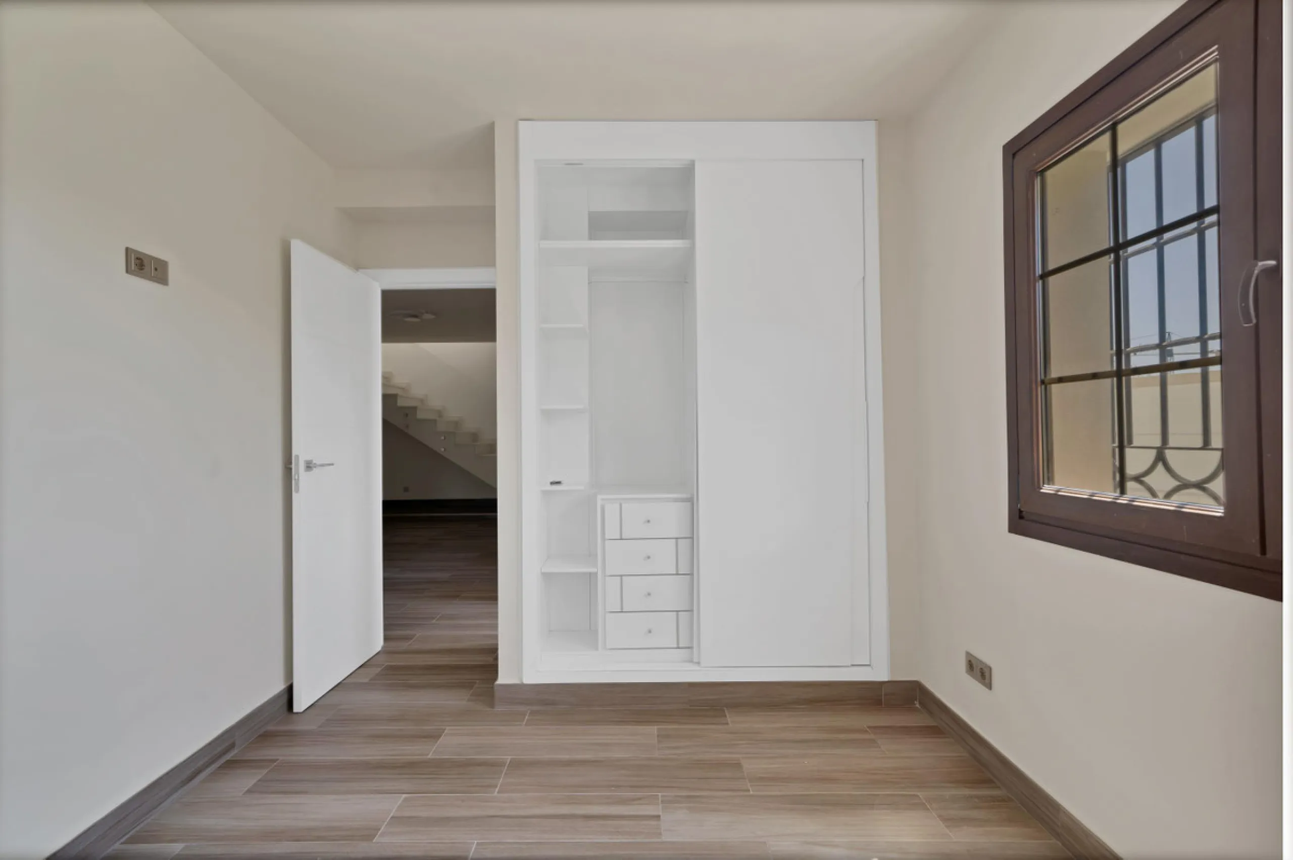 House - Detached Villa в продаже в Marbella, Málaga. В доме 3 спален и 3 ванных комнат. Площадь дома 379 м². Площадь участка 1253 м²