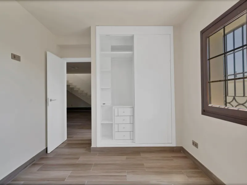 House - Detached Villa в продаже в Marbella, Málaga. В доме 3 спален и 3 ванных комнат. Площадь дома 379 м². Площадь участка 1253 м²