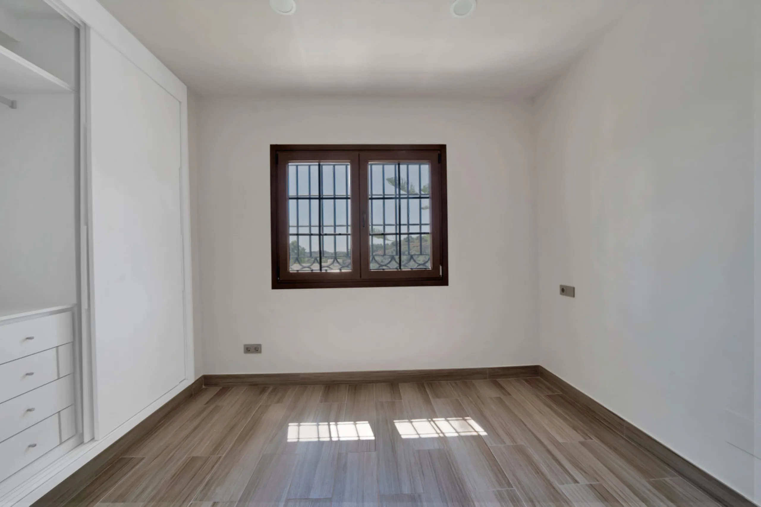 House - Detached Villa в продаже в Marbella, Málaga. В доме 3 спален и 3 ванных комнат. Площадь дома 379 м². Площадь участка 1253 м²