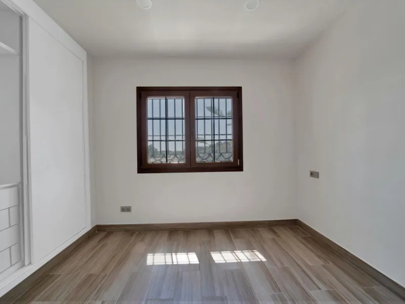 House - Detached Villa в продаже в Marbella, Málaga. В доме 3 спален и 3 ванных комнат. Площадь дома 379 м². Площадь участка 1253 м²