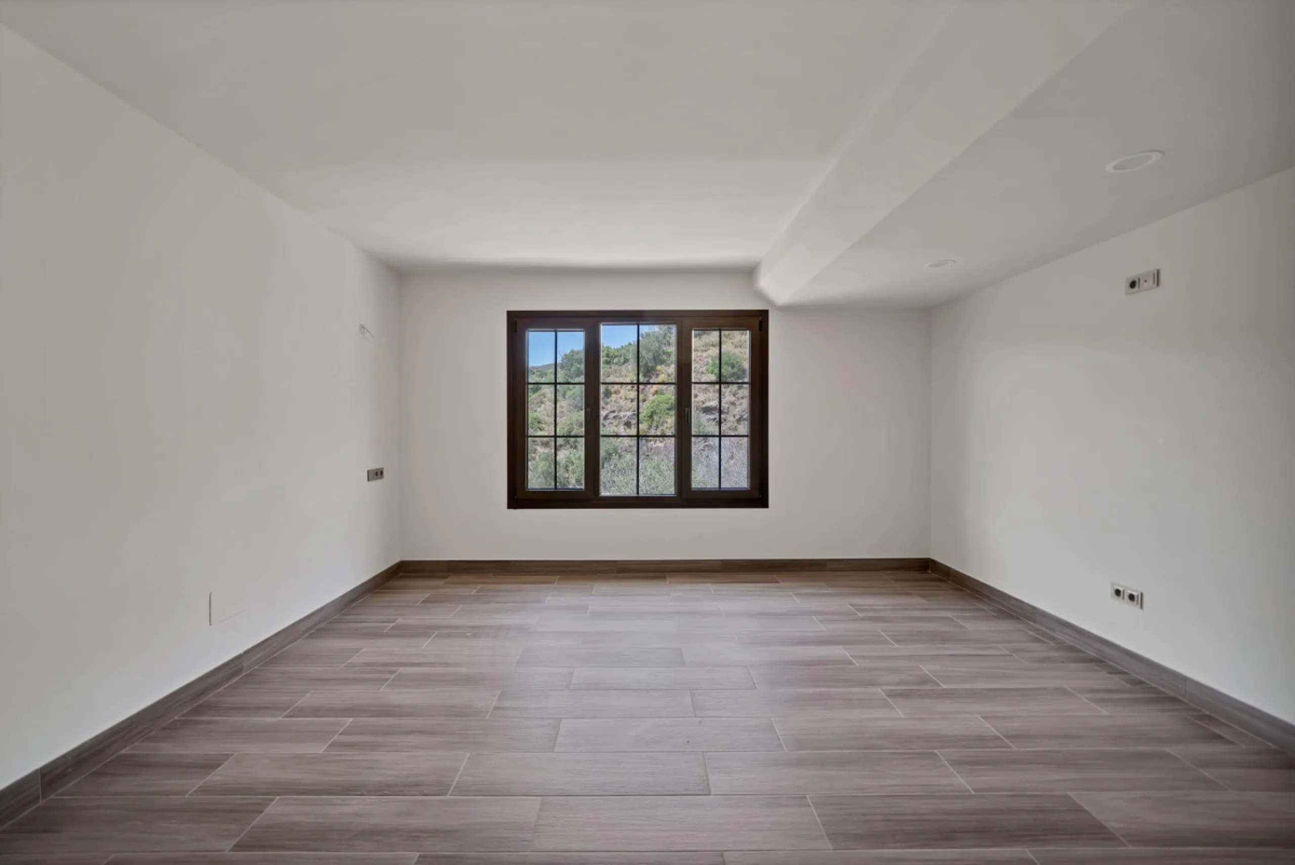 House - Detached Villa в продаже в Marbella, Málaga. В доме 3 спален и 3 ванных комнат. Площадь дома 379 м². Площадь участка 1253 м²