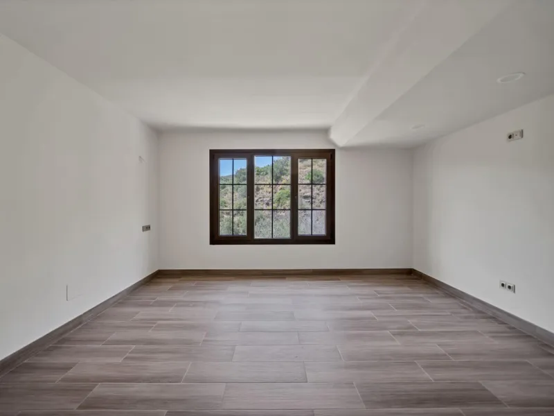 House - Detached Villa в продаже в Marbella, Málaga. В доме 3 спален и 3 ванных комнат. Площадь дома 379 м². Площадь участка 1253 м²