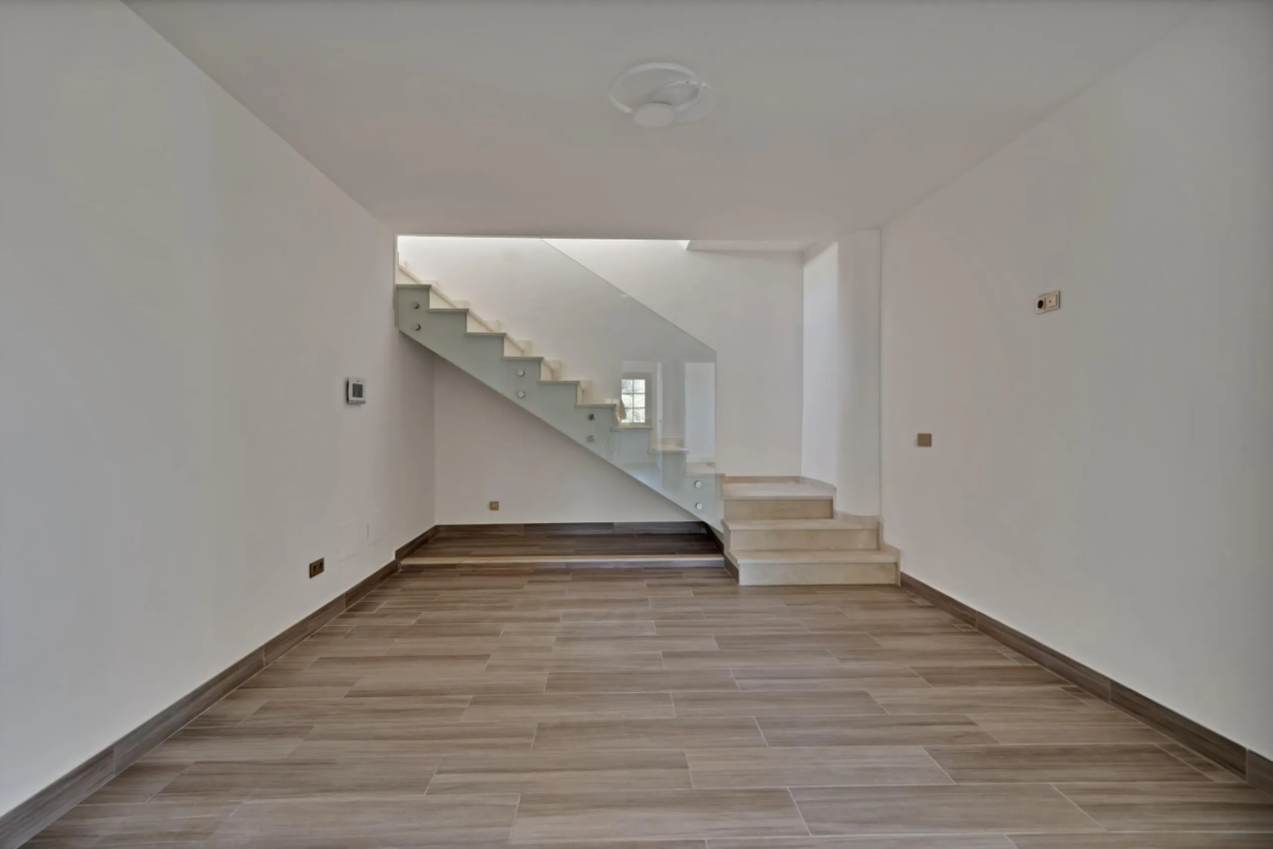 House - Detached Villa в продаже в Marbella, Málaga. В доме 3 спален и 3 ванных комнат. Площадь дома 379 м². Площадь участка 1253 м²