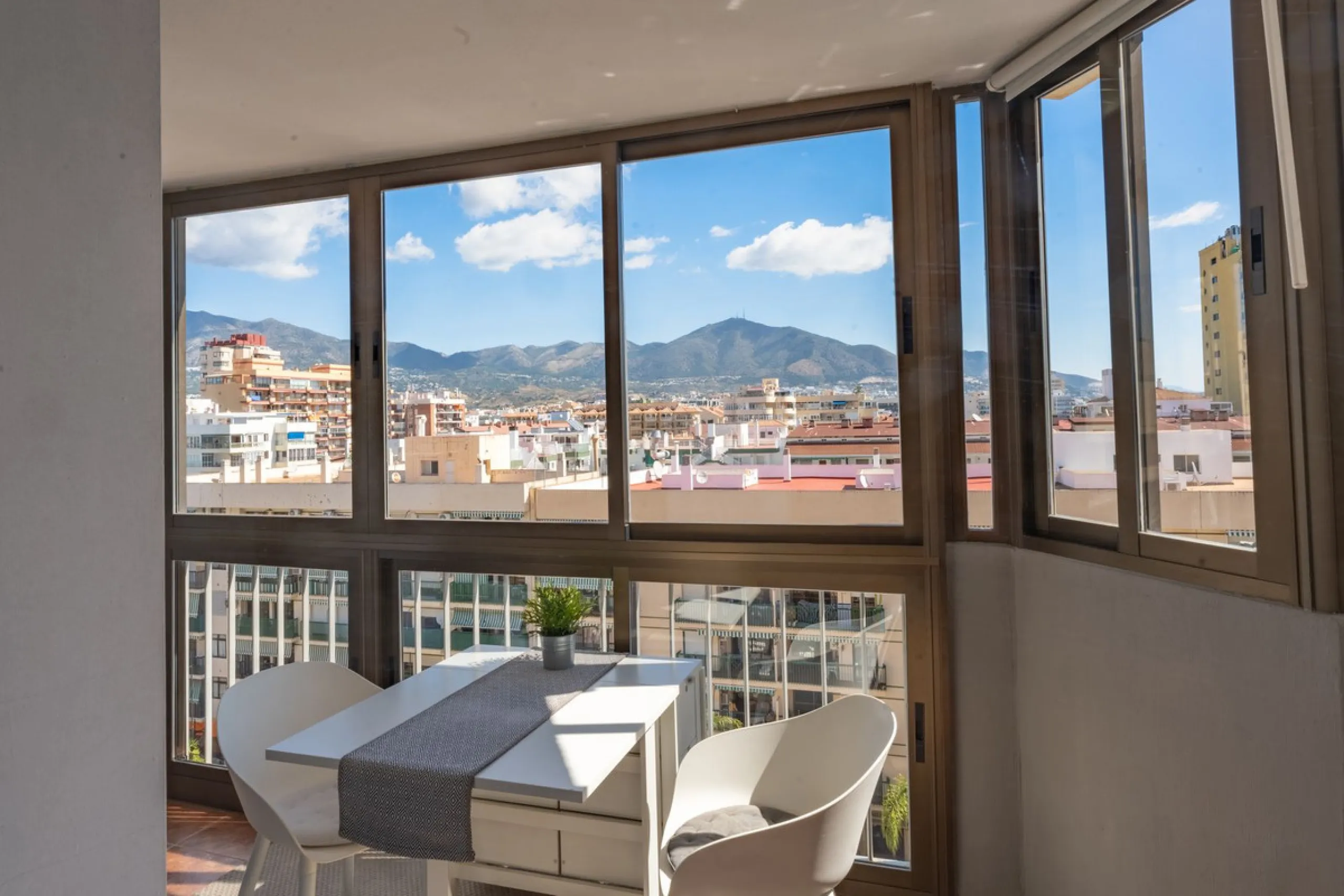 Apartment - Top Floor Apartment в продаже в Fuengirola, Málaga. В доме 2 спален и 1 ванных комнат. Площадь дома 93 м²