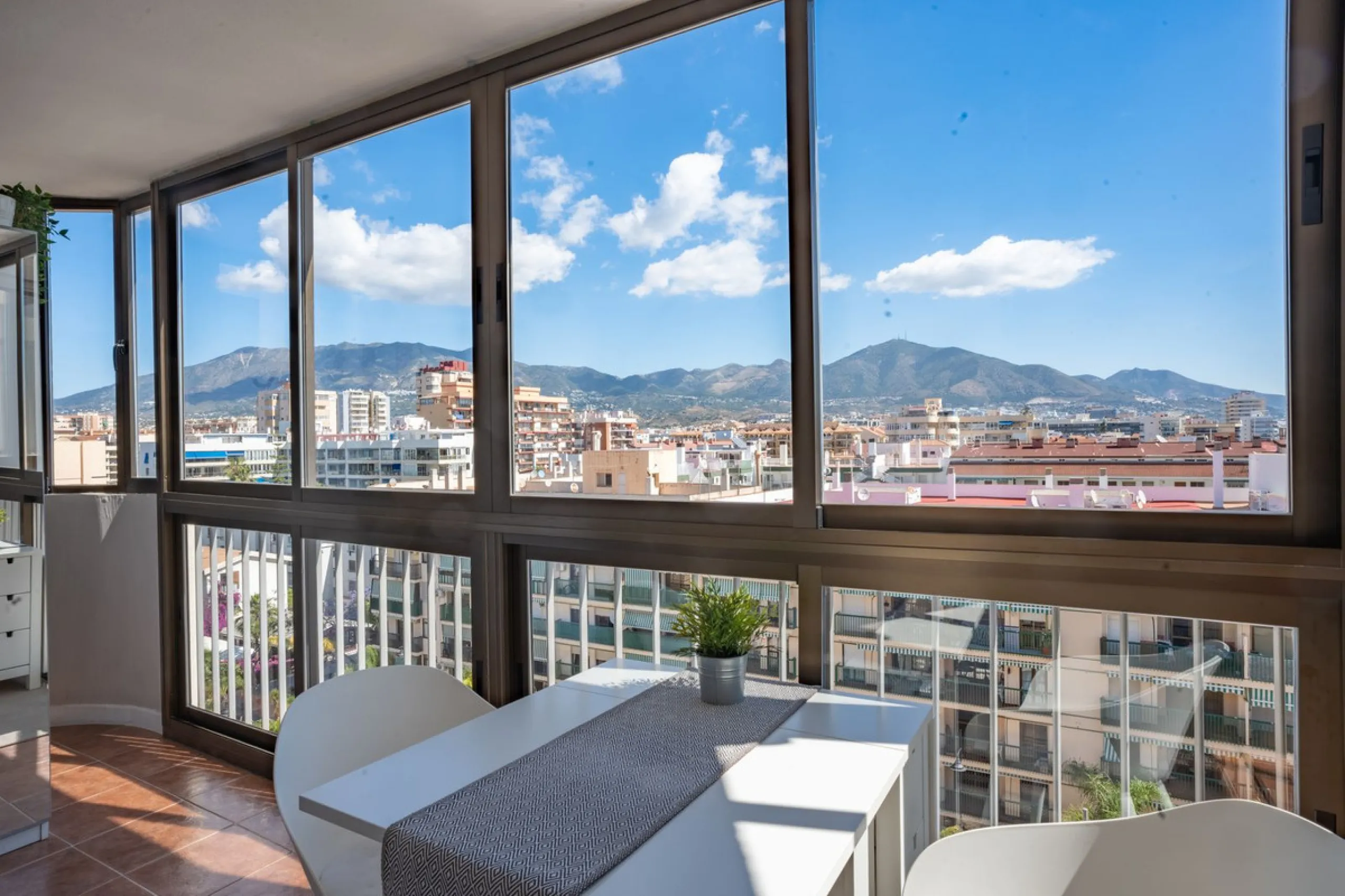 Apartment - Top Floor Apartment в продаже в Fuengirola, Málaga. В доме 2 спален и 1 ванных комнат. Площадь дома 93 м²