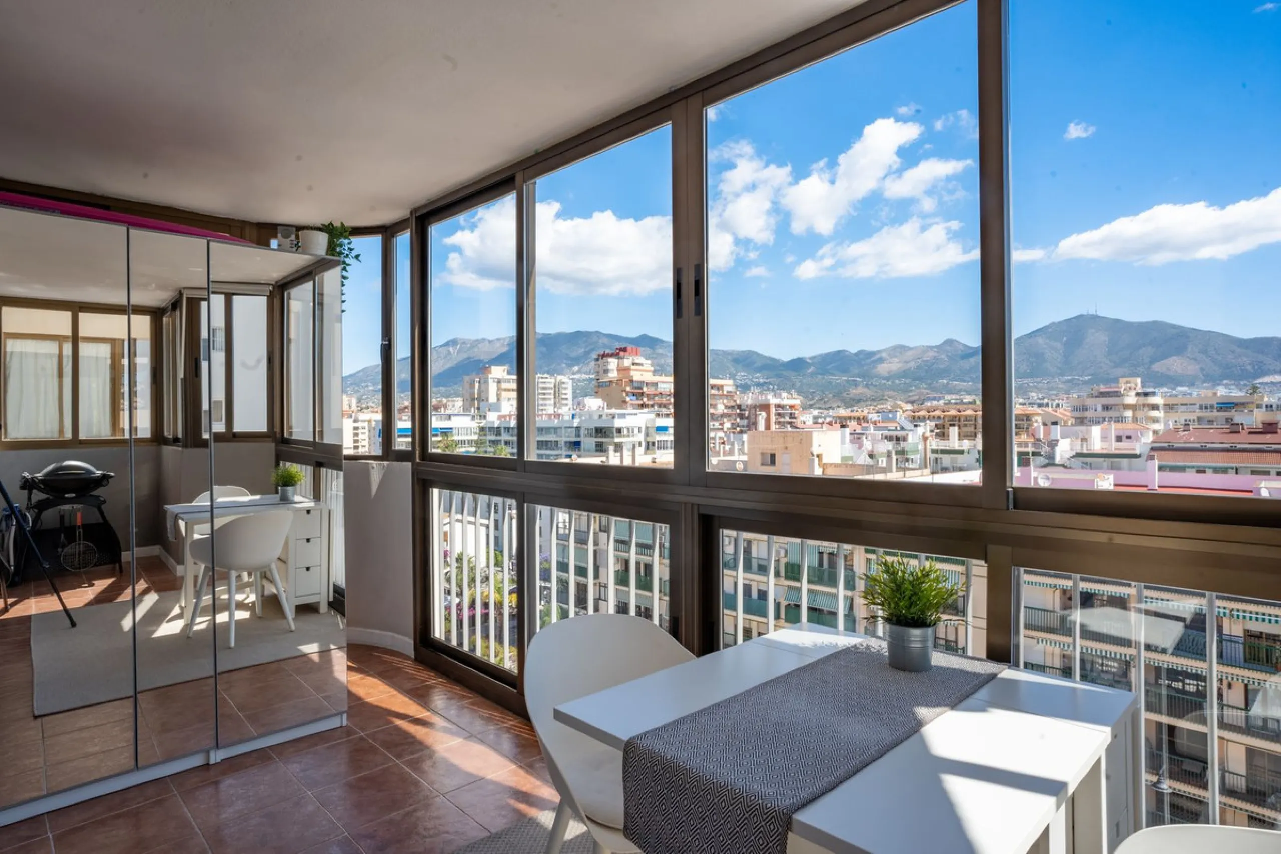 Apartment - Top Floor Apartment в продаже в Fuengirola, Málaga. В доме 2 спален и 1 ванных комнат. Площадь дома 93 м²