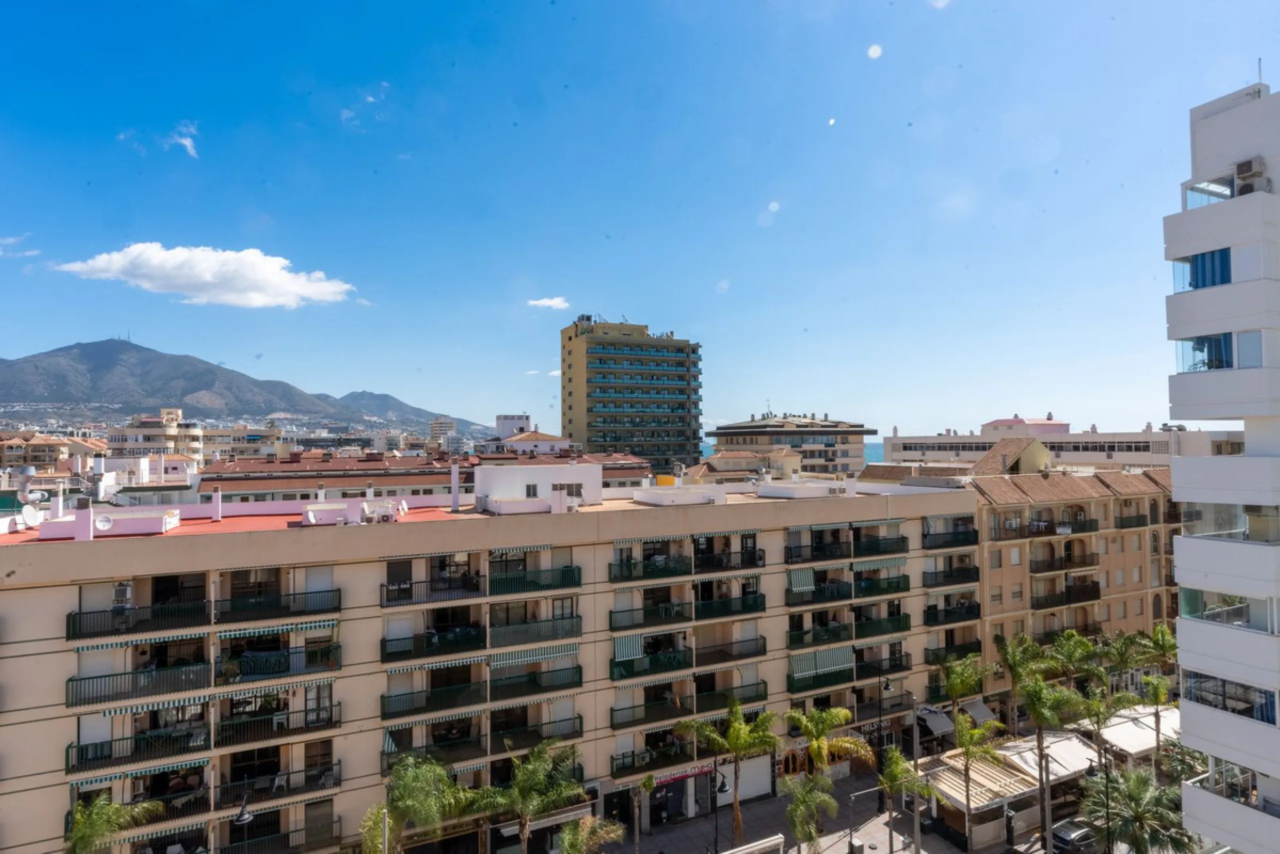 Apartment - Top Floor Apartment в продаже в Fuengirola, Málaga. В доме 2 спален и 1 ванных комнат. Площадь дома 93 м²