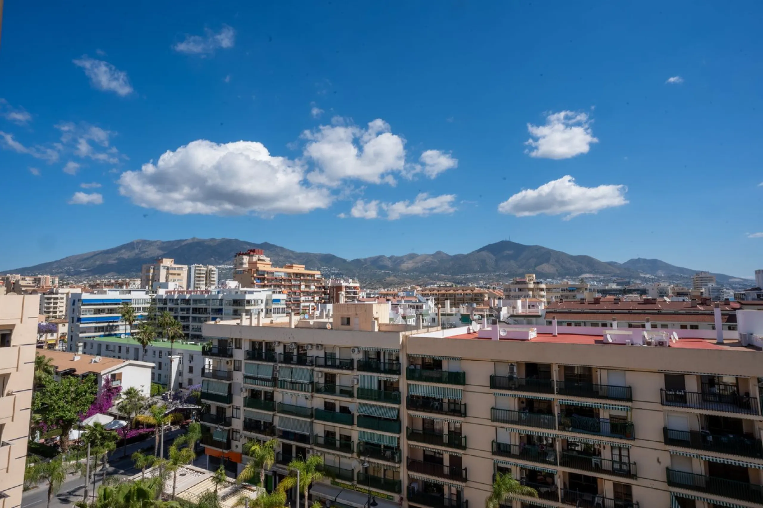 Apartment - Top Floor Apartment в продаже в Fuengirola, Málaga. В доме 2 спален и 1 ванных комнат. Площадь дома 93 м²