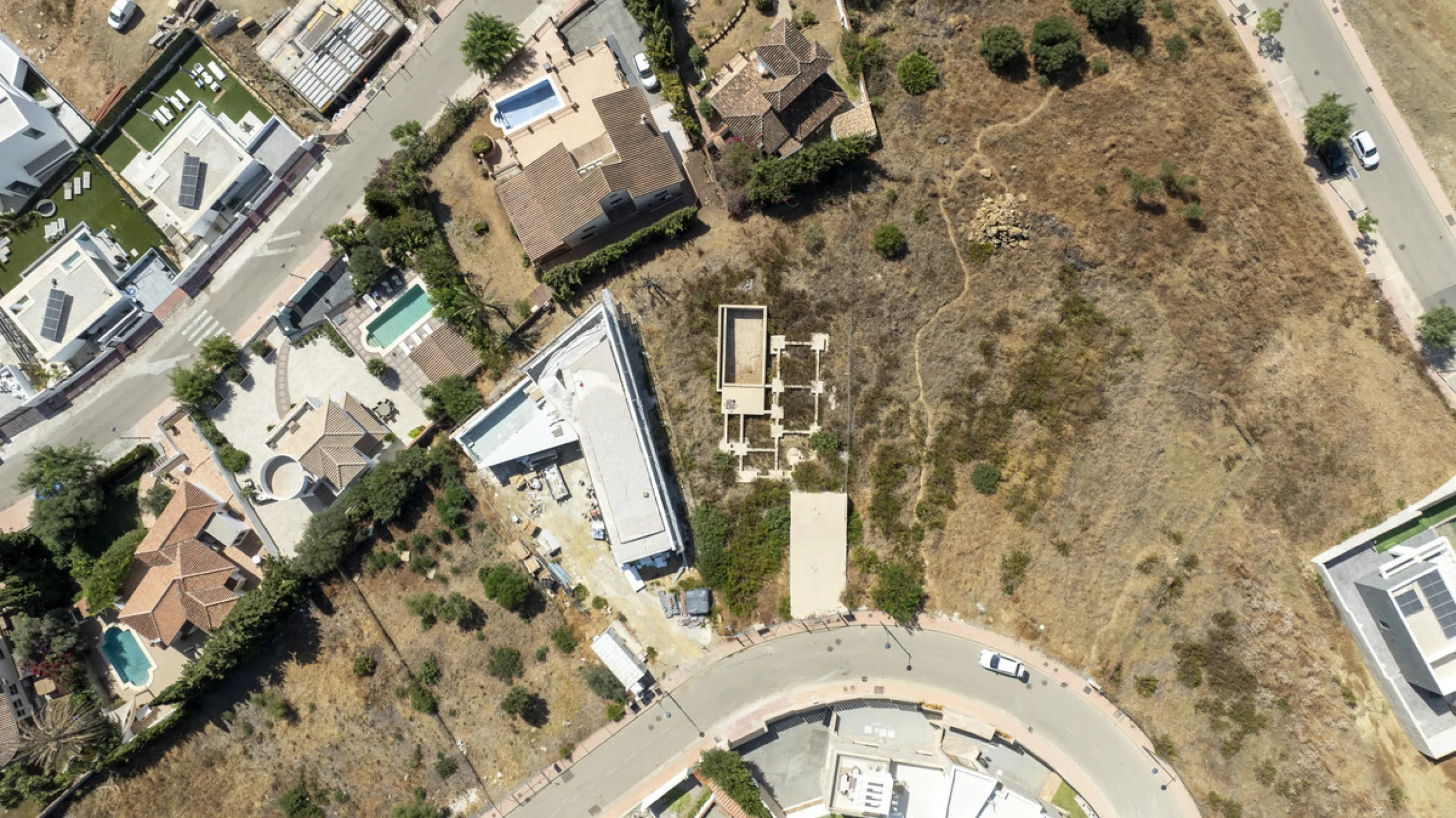 Plot - Land в продаже в Estepona, Málaga. Площадь участка 880 м²