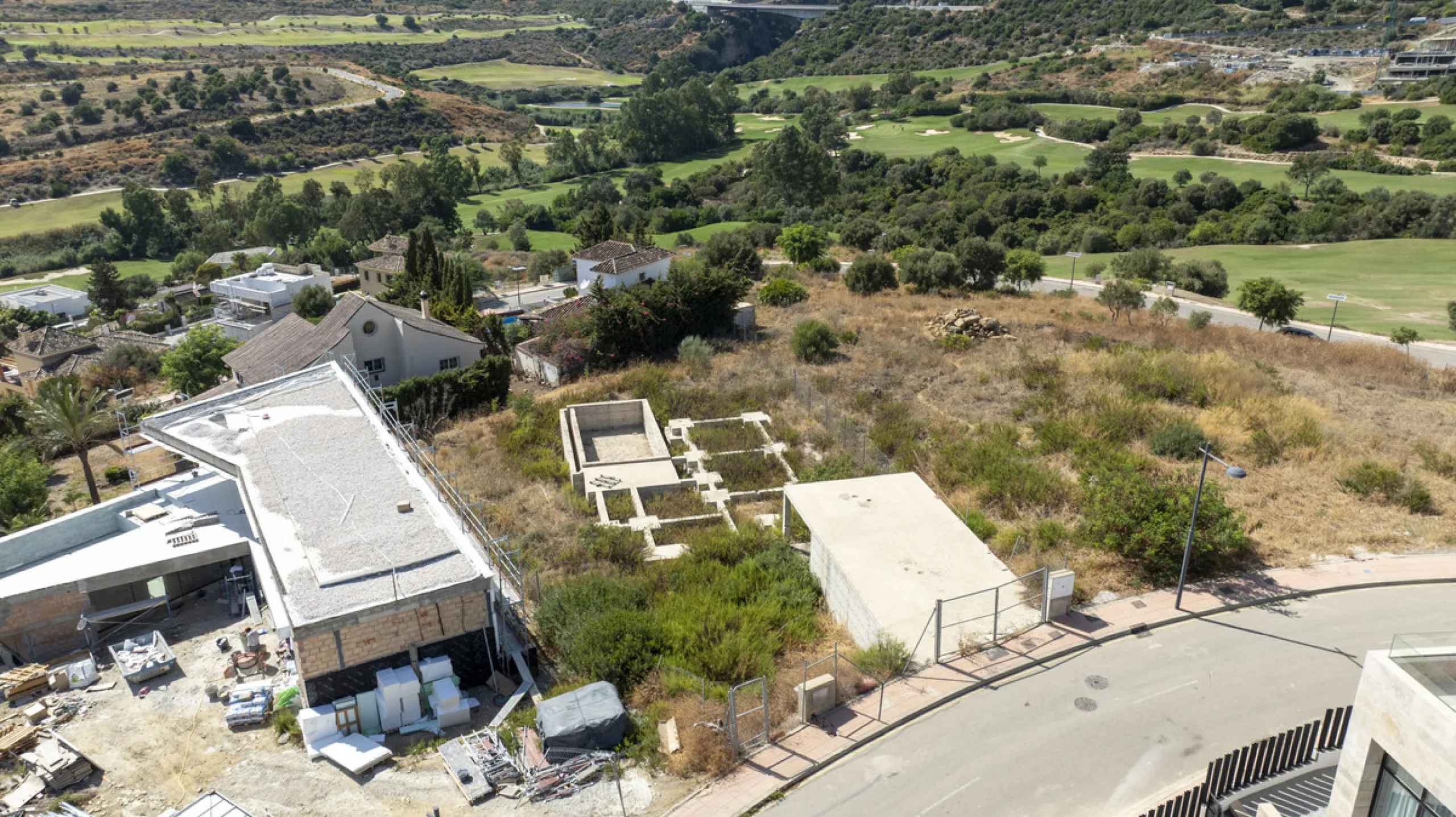 Plot - Land в продаже в Estepona, Málaga. Площадь участка 880 м²