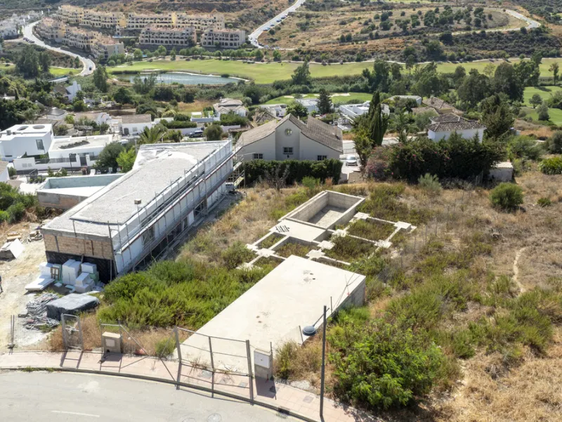 Plot - Land в продаже в Estepona, Málaga. Площадь участка 880 м²