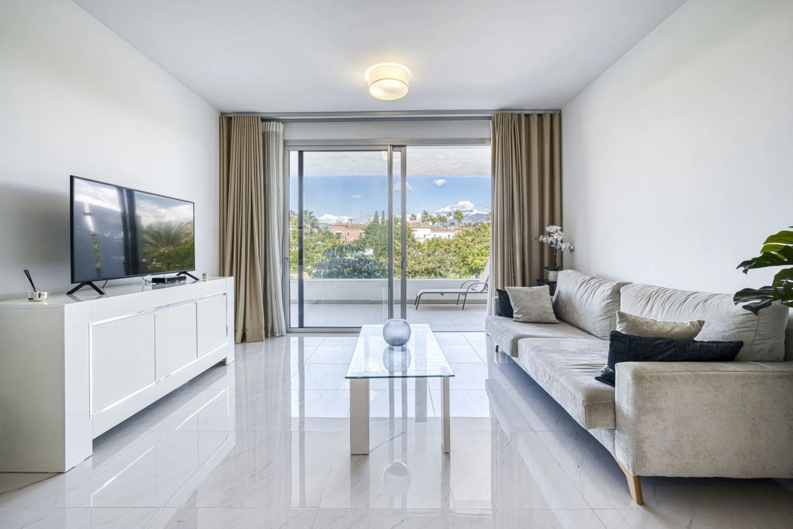 Price drop for a quick sale, great opportunity!! Immaculate unit in a superb location, walking distance to the wonderful beaches of Costalita (15 mn) and to a commercial area (5mn) with everything you need: supermarkets, restaurants, cafés, pharmacy, bank