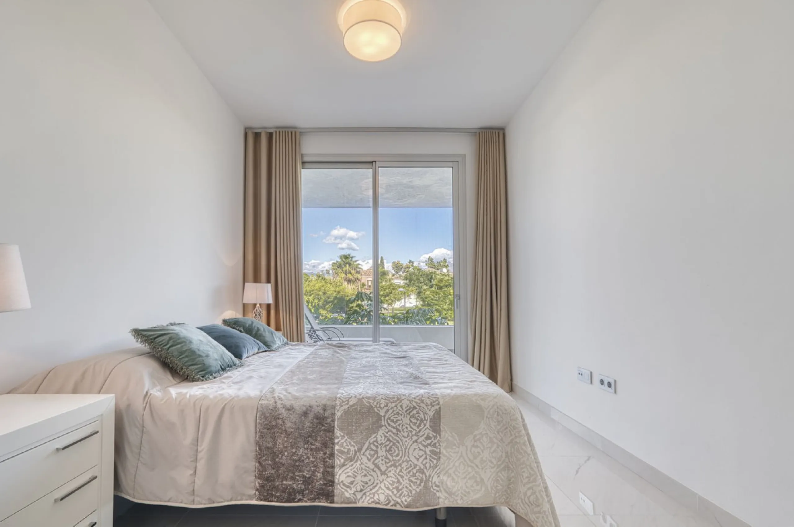 Price drop for a quick sale, great opportunity!! Immaculate unit in a superb location, walking distance to the wonderful beaches of Costalita (15 mn) and to a commercial area (5mn) with everything you need: supermarkets, restaurants, cafés, pharmacy, bank