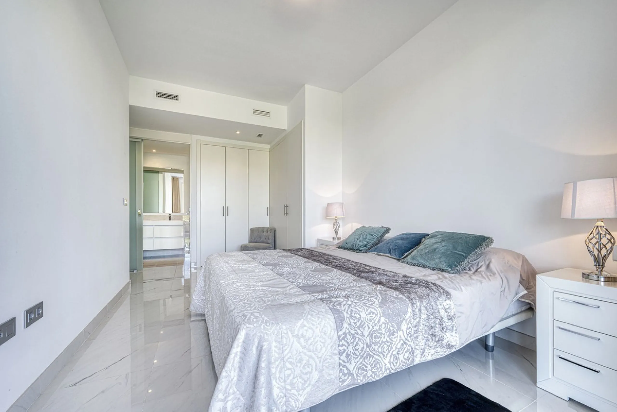 Price drop for a quick sale, great opportunity!! Immaculate unit in a superb location, walking distance to the wonderful beaches of Costalita (15 mn) and to a commercial area (5mn) with everything you need: supermarkets, restaurants, cafés, pharmacy, bank