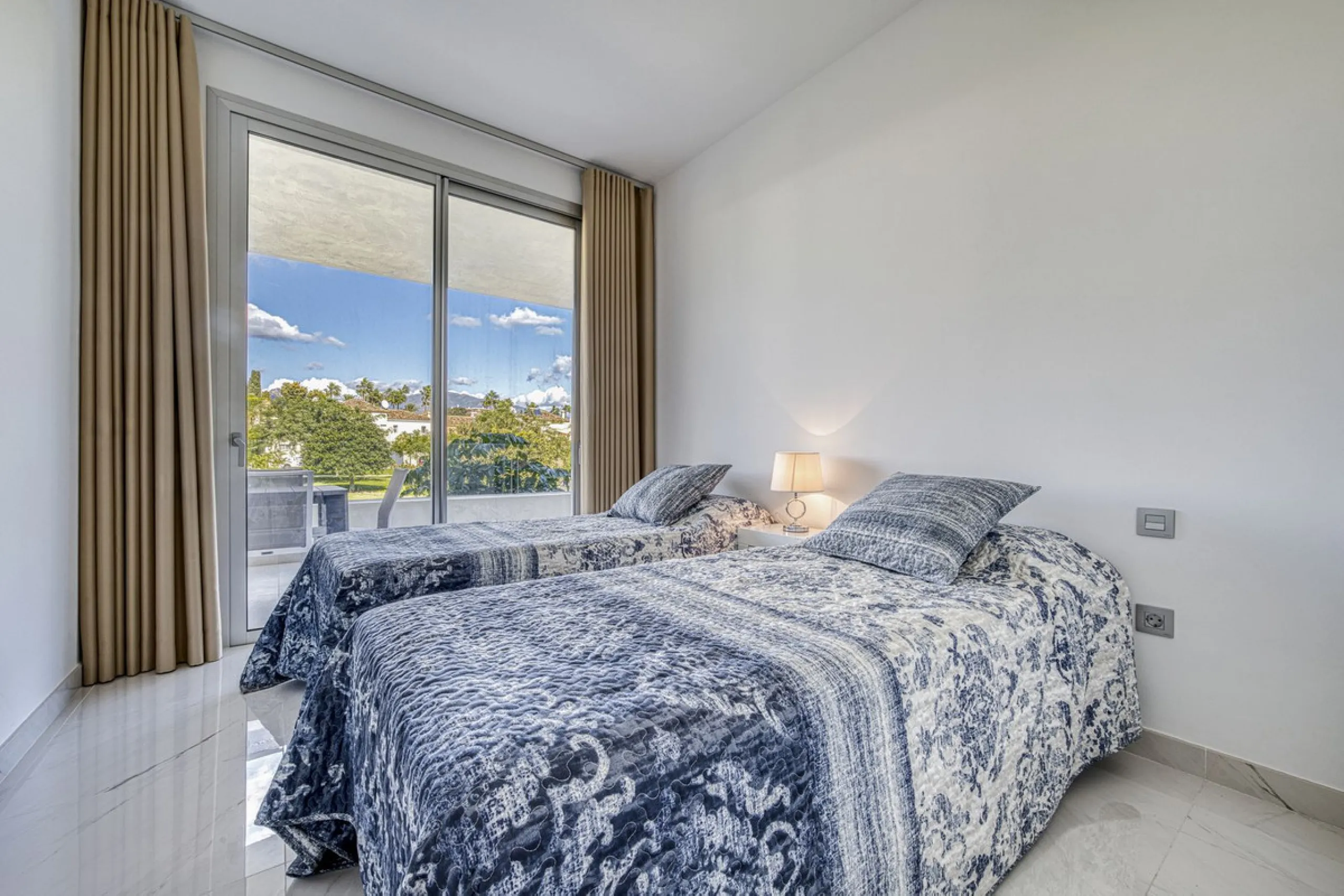 Price drop for a quick sale, great opportunity!! Immaculate unit in a superb location, walking distance to the wonderful beaches of Costalita (15 mn) and to a commercial area (5mn) with everything you need: supermarkets, restaurants, cafés, pharmacy, bank