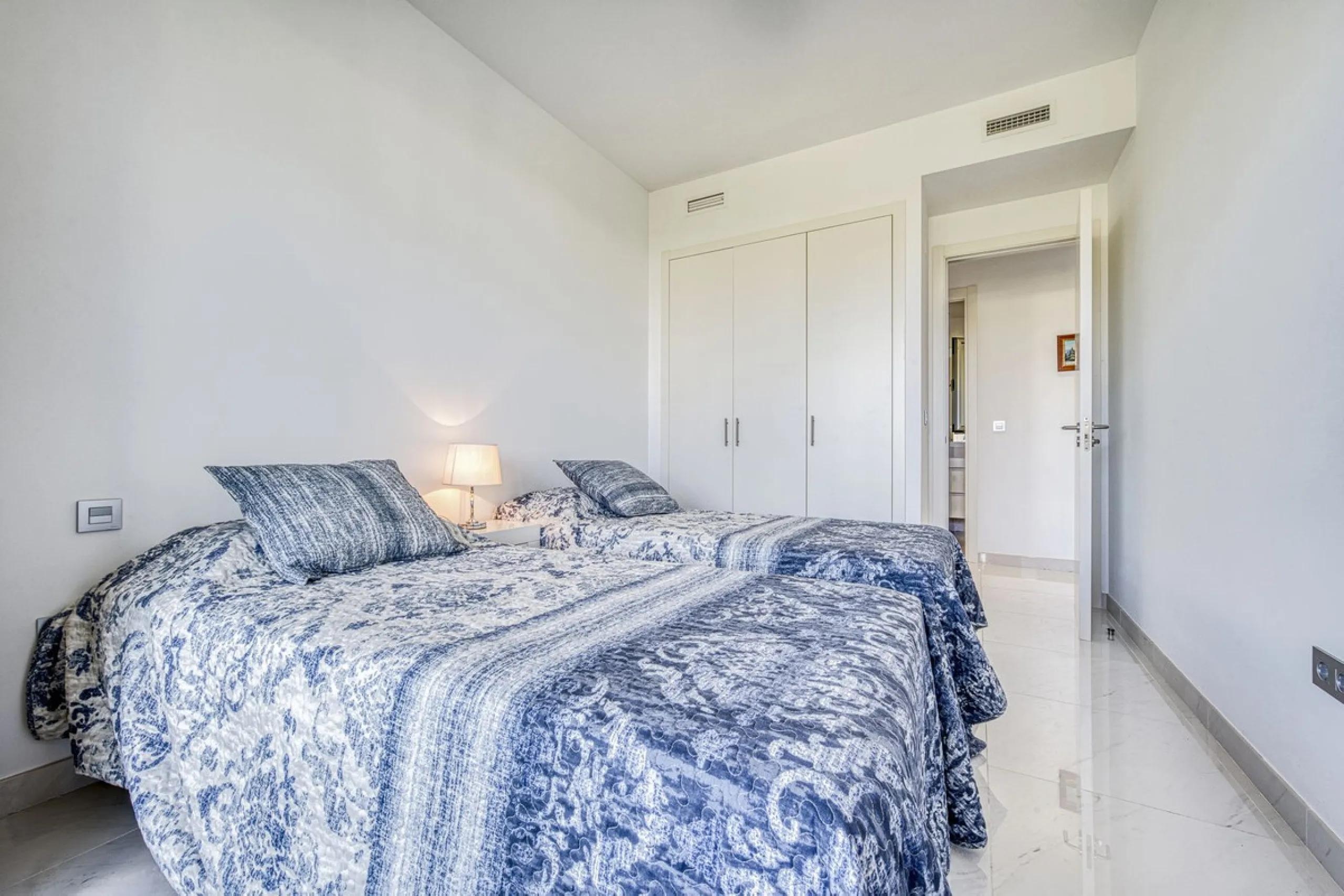 Price drop for a quick sale, great opportunity!! Immaculate unit in a superb location, walking distance to the wonderful beaches of Costalita (15 mn) and to a commercial area (5mn) with everything you need: supermarkets, restaurants, cafés, pharmacy, bank