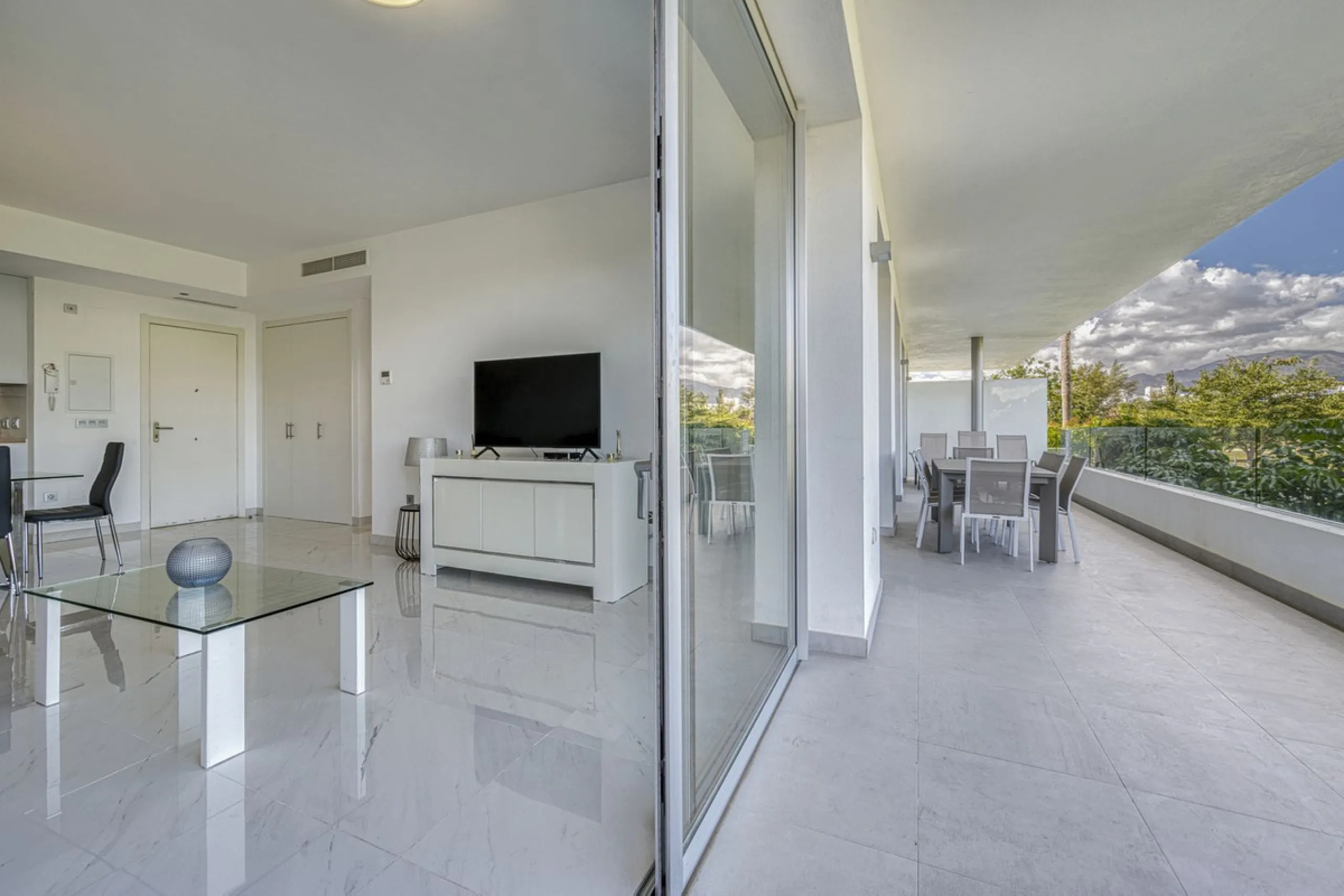 Price drop for a quick sale, great opportunity!! Immaculate unit in a superb location, walking distance to the wonderful beaches of Costalita (15 mn) and to a commercial area (5mn) with everything you need: supermarkets, restaurants, cafés, pharmacy, bank