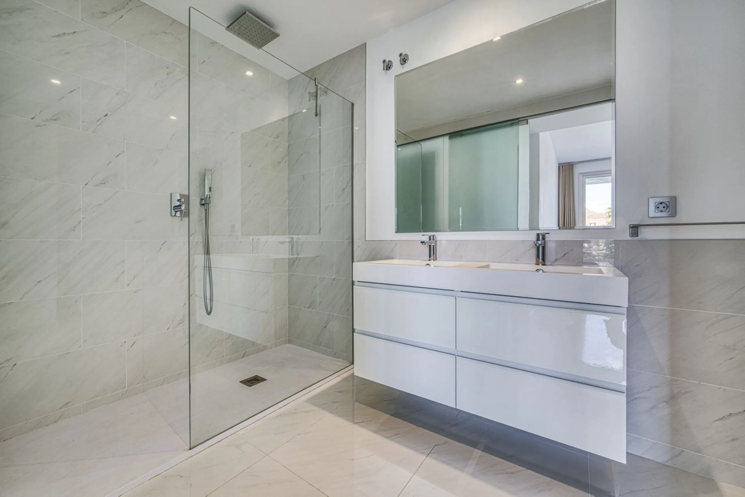 Price drop for a quick sale, great opportunity!! Immaculate unit in a superb location, walking distance to the wonderful beaches of Costalita (15 mn) and to a commercial area (5mn) with everything you need: supermarkets, restaurants, cafés, pharmacy, bank