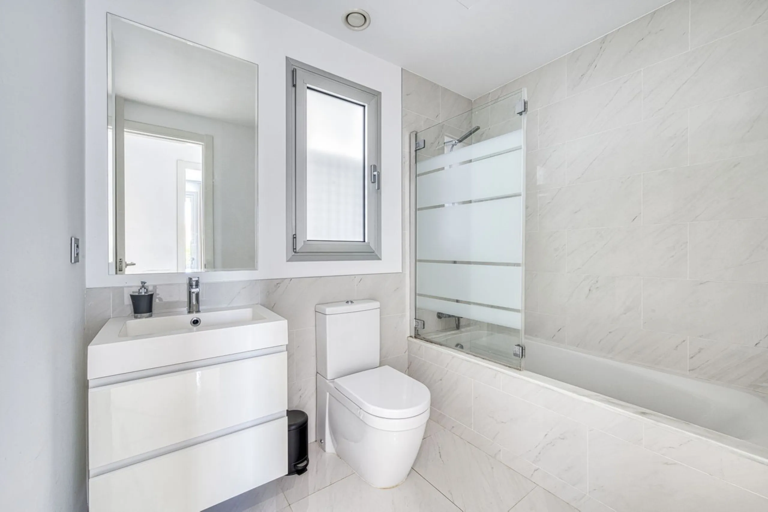 Price drop for a quick sale, great opportunity!! Immaculate unit in a superb location, walking distance to the wonderful beaches of Costalita (15 mn) and to a commercial area (5mn) with everything you need: supermarkets, restaurants, cafés, pharmacy, bank