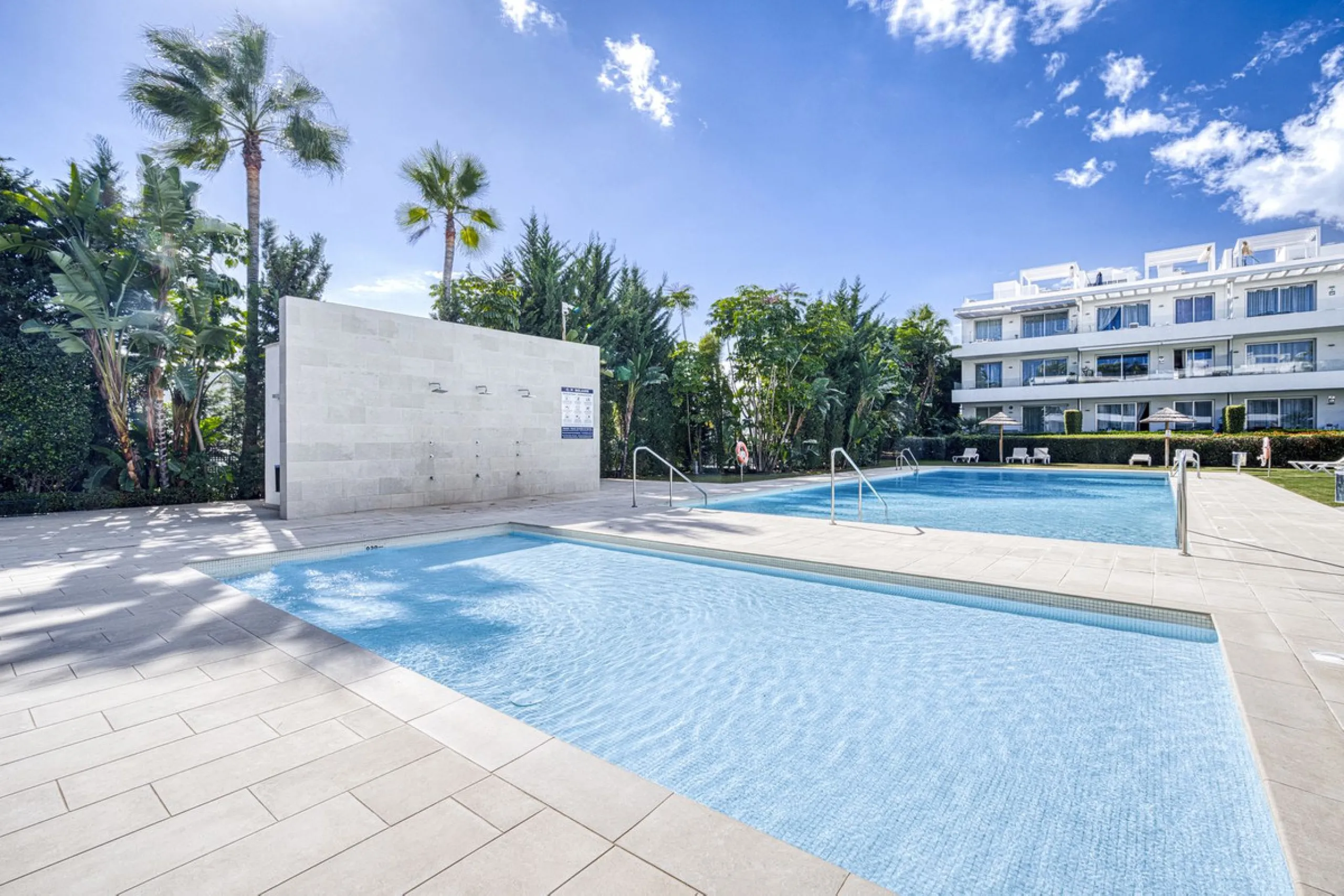 Price drop for a quick sale, great opportunity!! Immaculate unit in a superb location, walking distance to the wonderful beaches of Costalita (15 mn) and to a commercial area (5mn) with everything you need: supermarkets, restaurants, cafés, pharmacy, bank