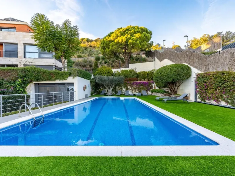 Villa contemporánea con piscina en Esplugues de Llobregat, Barcelona